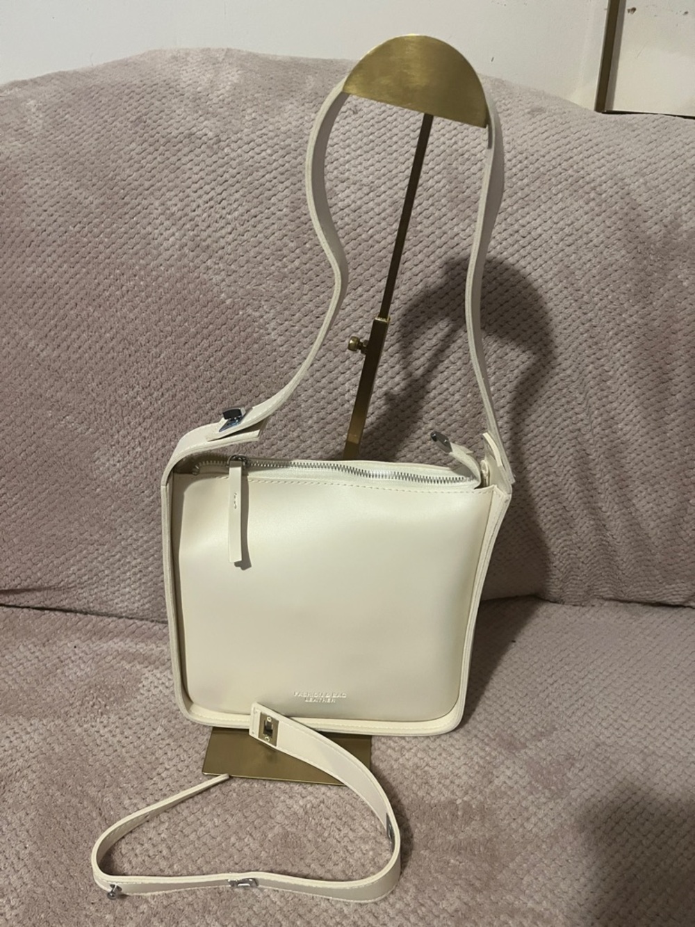 Fashion and Bag Cream Leather Crossbody Bag/Shoulder Bag New Without Tags